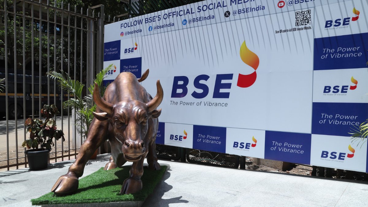 Stock Market LIVE: Markets at intra-day lows! Nifty near 24,950, Sensex slides over 300 points; auto and IT see deep cut – The Financial Express