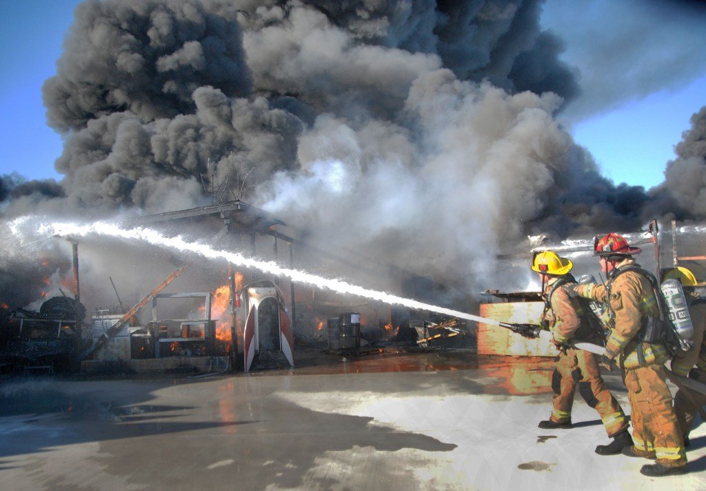 Firefighters extinguish large blaze in North Hollywood on Sunday – Los Angeles Daily News