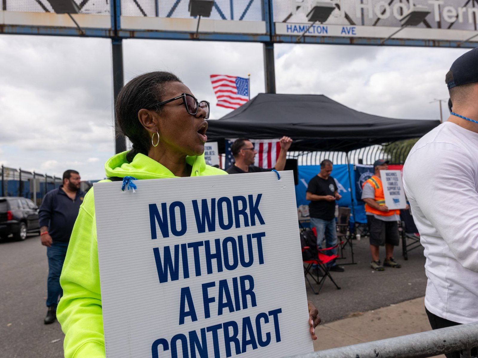 US dockworkers press on with second day of strike, with no deal in sight – Al Jazeera English