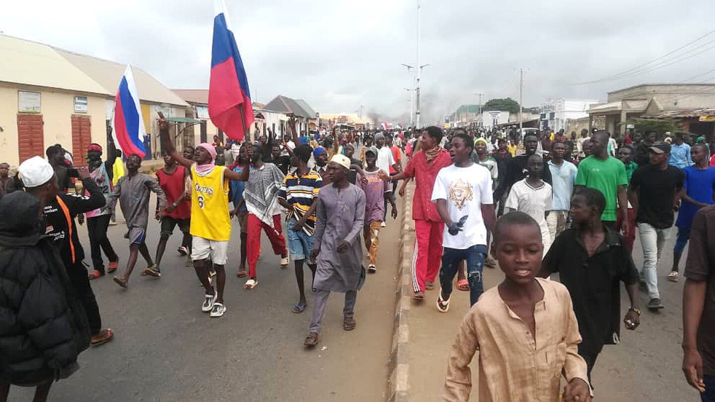 Nigeria detains Polish students and a lecturer for allegedly displaying Russian flags during protest – The Associated Press