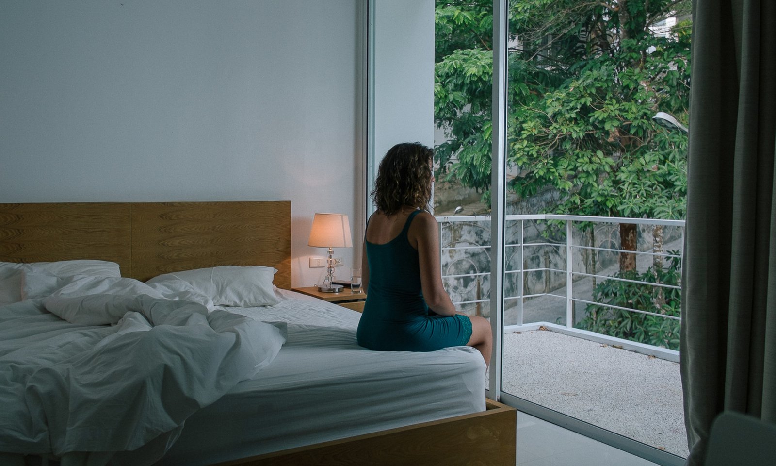 The Unexpected (& Dangerous) Side Effect Of Sleep Loss For Women That No One's Talking About – mindbodygreen