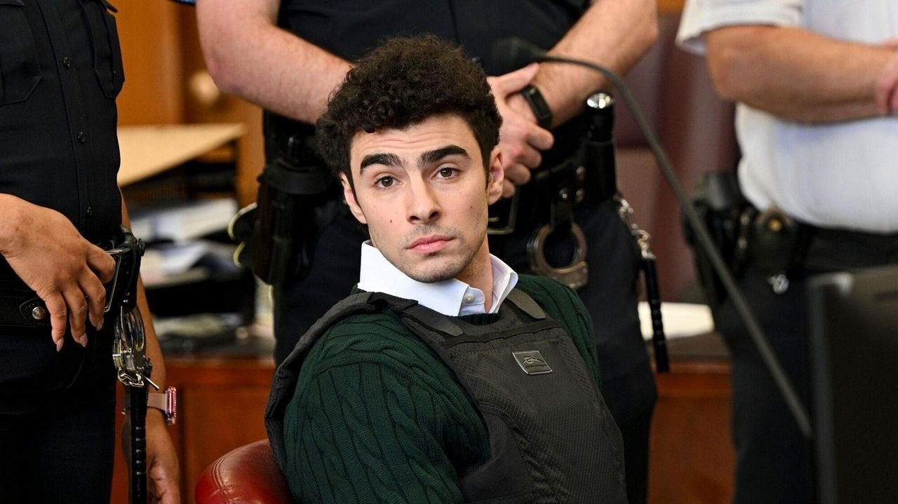 Lawyer for alleged UnitedHealthcare CEO killer Luigi Mangione seeks to suppress weapon, 'manifesto' notebook evidence in case – Newsday