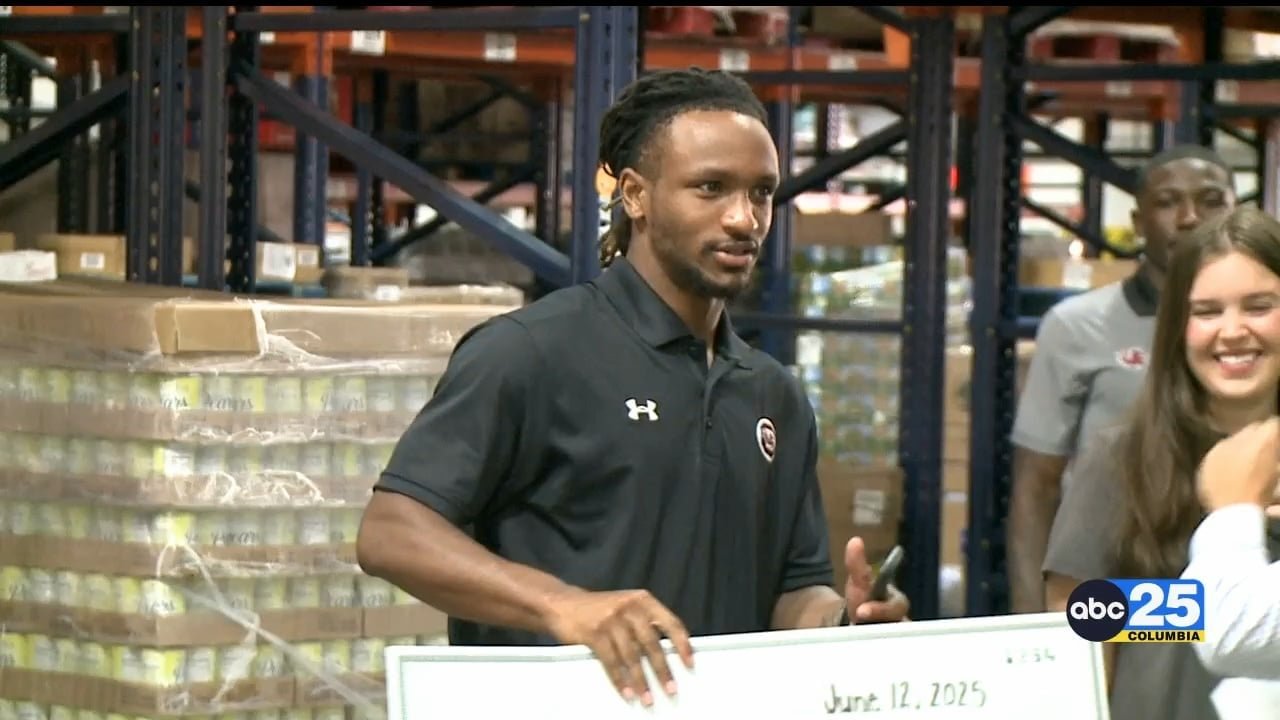 USC football player teams up with United Healthcare to help feed local seniors in need – ABC Columbia