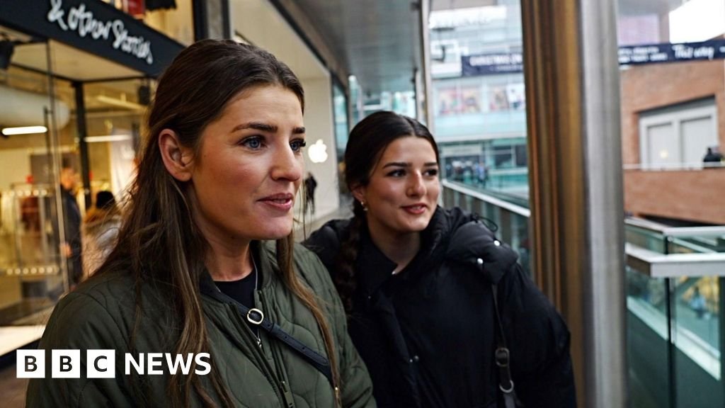 Boxing Day sales: High Street suffers as shoppers stay home – BBC