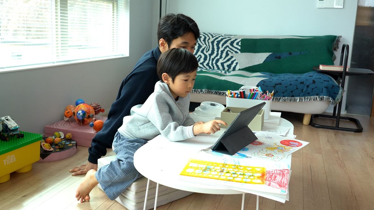 What does it mean to raise a child in the age of AI? One father is finding out through play – Euronews.com What does it mean to raise a child in the age of AI? One father is finding out through play – Euronews.com