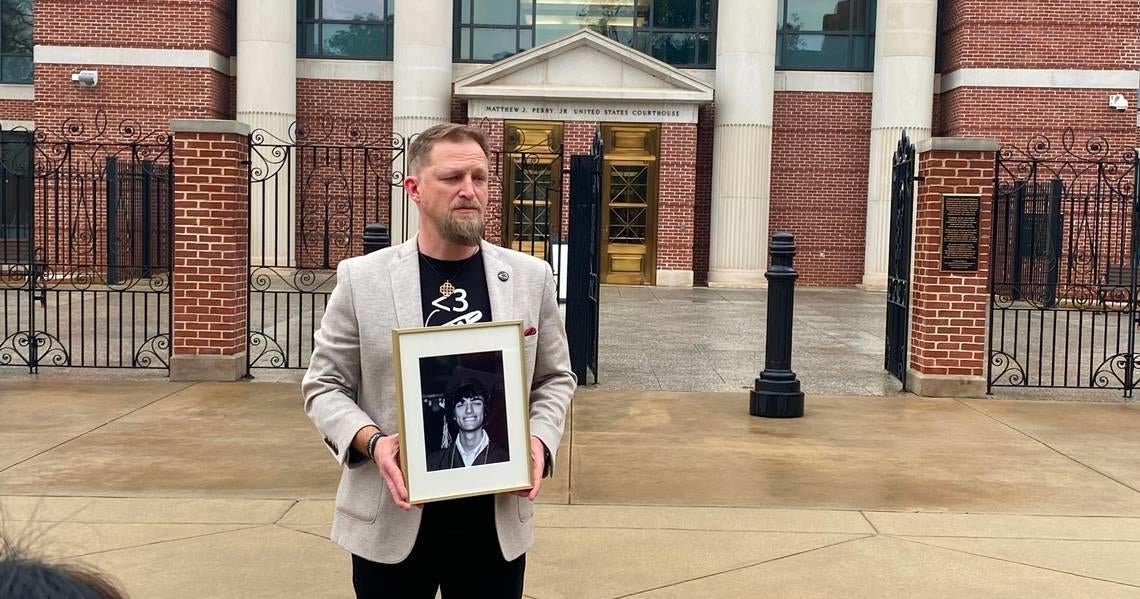 Nigerian man extradited to U.S. for alleged sextortion of South Carolina teen who died by suicide – CBS News Nigerian man extradited to U.S. for alleged sextortion of South Carolina teen who died by suicide – CBS News